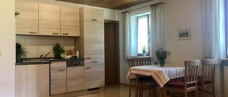 Ferienwohnung 3, 42 qm mit 1 Schlafzimmer, Wohnküche, Balkon-Küche