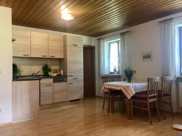 Ferienwohnung 3, 42 qm mit 1 Schlafzimmer, Wohnküche, Balkon-Küche