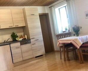 Ferienwohnung 3, 42 qm mit 1 Schlafzimmer, Wohnküche, Balkon-Küche