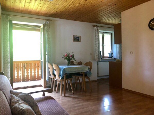 Ferienwohnung 4, 42 qm mit 1 Schlafzimmer, Wohnküche, Balkon-Wohnen und Essen