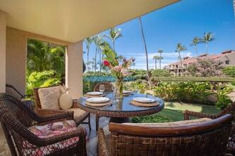 Ocean view. Steps from Kamaole 3 beach, shops ,restaurants remodeled 2 bathrooms