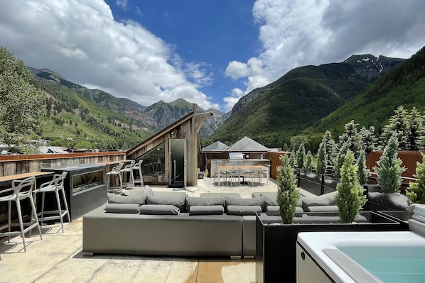 7.1-telluride-downtown-penthouse-rooftop_patio_2