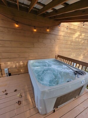 Willow Heights Lodge's bubbling hot tub