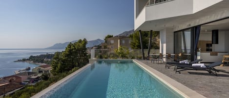 Privater Pool in einer kroatischen Luxusvilla Brela 1 mit Concierge-Service und Meerblick