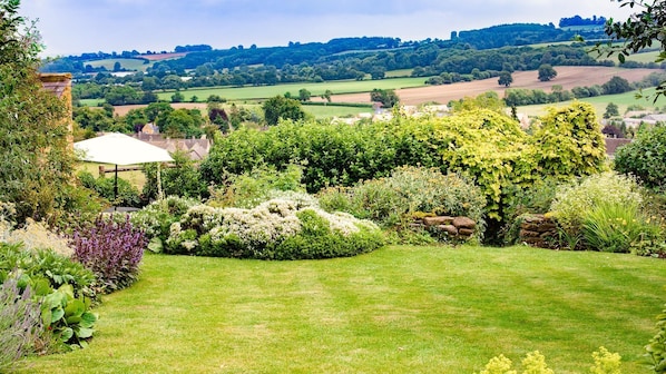 Rear Garden and View, Lark Rise Cottage, Bolthole Retreats