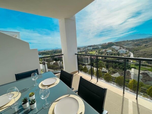 Charming terrace with a table and chairs for 6 diners, where you can enjoy breathtaking views.