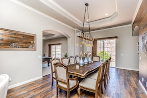 Spacious Dining Room Seats 10