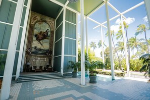 The Hawaiian art and modern architecture are a stunning combination.