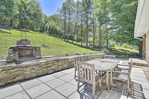 Patio | Dining Set | Spacious Yard