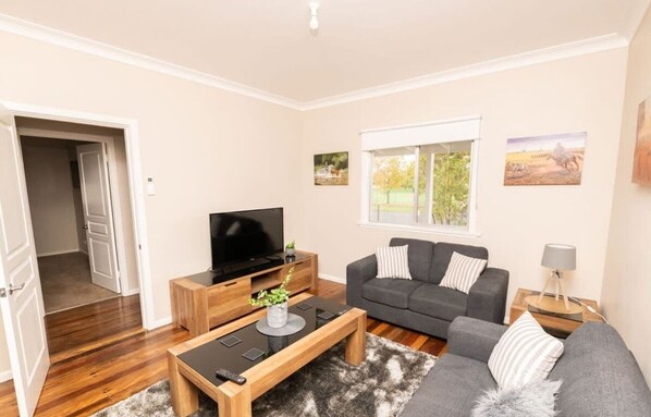 Professionally managed home near the CBD and close to world class vineyards, caves, national parks, golfing, hiking/walking tracks and Lake Canobolas. 