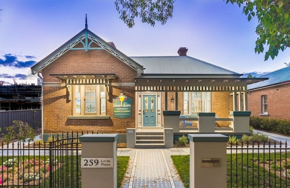 Professionally managed historical home located in Orange's CBD, close to vineyards, golfing, boutiques and restaurants.