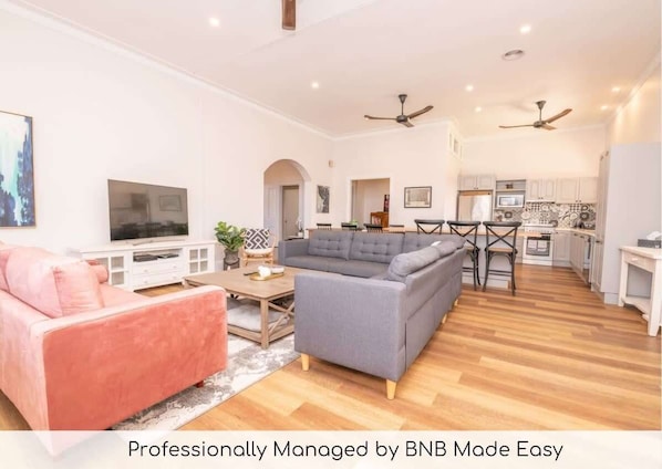 Professionally managed historical home in the CBD and near Golfing, National Parks, Caves, Lake Canobolas and award winning vineyards.