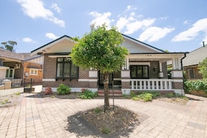 Pet friendly heritage, Historical Home near Golfing, National Parks, Caves, Lake Canobolas and vineyards.