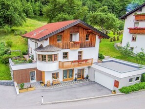 Building, Plant, Window, Tree, House, Land Lot, Urban Design, Cottage, Residential Area, Wood