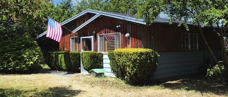 Pollys Cottage Front House