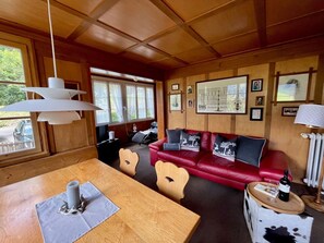 Table, Property, Furniture, Couch, Wood, Window, Interior Design, Architecture, Living Room, Building
