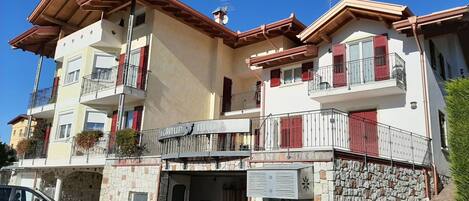 Cielo, Rueda, Planta, Edificio, Propiedad, Ventana, Casa, Coche, Vehículo