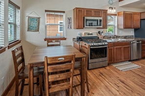 Dining area for up to 4 people