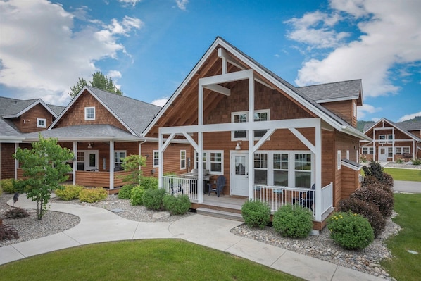 Dover Bay bungalow right by walking paths to nature and biking trails