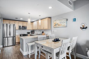 This is a luxurious 1 bedroom unit steps to Baytowne Wharf.
