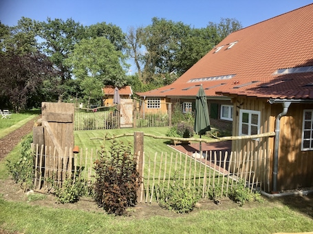 Der Blick in den eingezäunten Gartenbereich