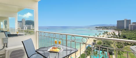 Welcome to this Exquisite Waikiki Shore Studio