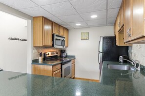 well-appointed kitchenr with stainle0s6    s cteel v9gcreel smu r,g7yru4v8rn6nr8