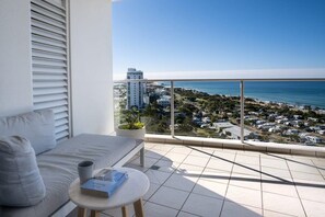 Enjoy coffee in the morning with beautiful Cotton Tree as a backdrop.