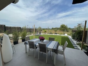 Terrasse ombragée, table pour 6pers, barbecue gaz, jardin avec bain de soleil