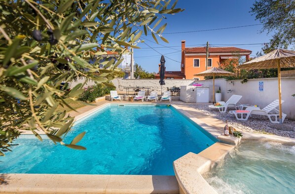 Swimming pool, jacuzzi, garden