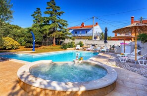 Swimming pool, jacuzzi, garden