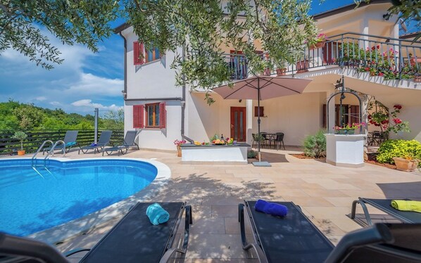 Swimming pool