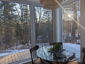 Espace repas avec vue sur la forêt