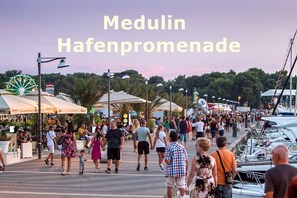 Flanieren am Abend auf der Hafenpromenade in Medulin