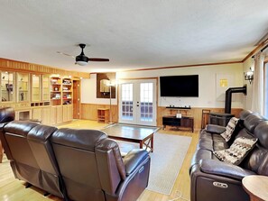 Great Room w/ Wet Bar, Arcade Consoles & Games