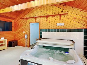 Sunroom w/ Private Hot Tub