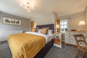 White Rose Cottage, Constable Burton near Leyburn: Bespoke Lucy Pittaway artwork throughout the cottage