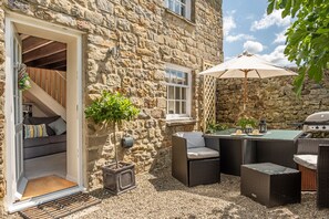 White Rose Cottage, Constable Burton near Leyburn: Secluded outside dining area