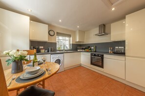 White Rose Cottage, Constable Burton near Leyburn: Well-equipped kitchen with dining area