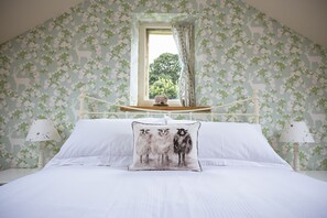 Winsbury Cottage, East Hauxwell: Beautiful king-size bedroom