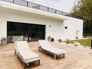 Pour votre séance bronzage au bord de la piscine 