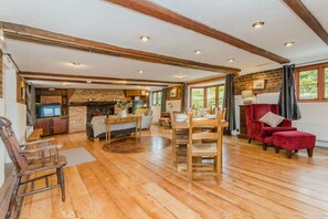 Open plan dinning and living area