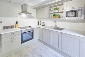 Spring Cottage, Whitby - Host & Stay