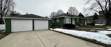 Garage accessible to guests to use for entertaining.