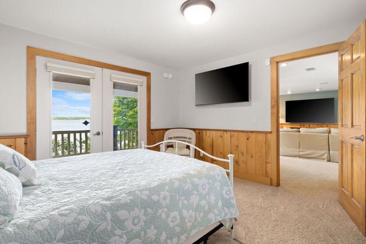 Lakefront Torch Lake Home – Cottage Atmosphere / Over 4K Sq Ft