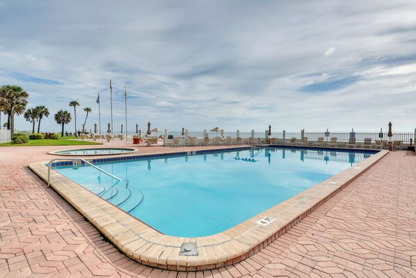 Daytona Beach Vacation Rental | 1BR | 2BA | 4th-Floor Unit | 630 Sq Ft