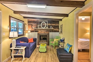 Living Room | Central Air Conditioning | Free WiFi
