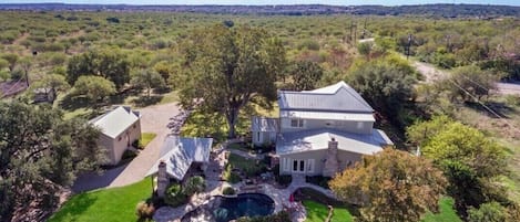 Overview of the main house with the pool and 5 bedrooms