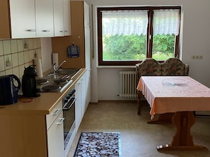 Ferienwohnung mit 80qm, 2 Schlafzimmer (davon 1 mit Etagenbett), max. 4 Personen-Küchenzeile