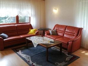 Ferienwohnung mit 80qm, 2 Schlafzimmer (davon 1 mit Etagenbett), max. 4 Personen-Wohnzimmer